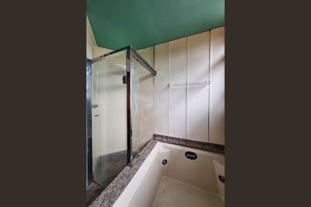 Casa de condomínio para alugar com 400m², 4 quartos e 4 vagasBanheiro da Suíte 1