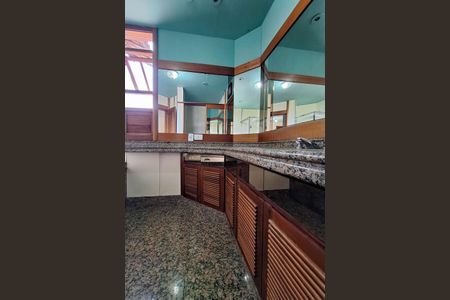 Casa de condomínio para alugar com 400m², 4 quartos e 4 vagasBanheiro da Suíte 1