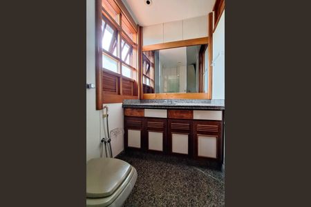 Casa de condomínio para alugar com 400m², 4 quartos e 4 vagasBanheiro da Suíte 2