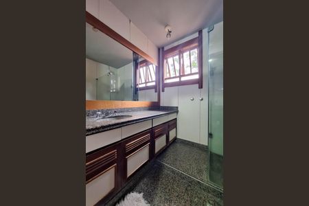 Casa de condomínio para alugar com 400m², 4 quartos e 4 vagasBanheiro da Suíte 4