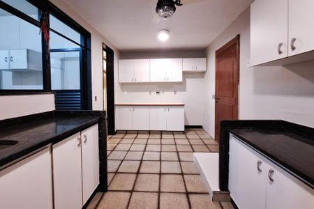 Casa de condomínio para alugar com 400m², 4 quartos e 4 vagasCozinha