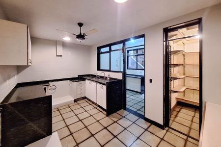 Casa de condomínio para alugar com 400m², 4 quartos e 4 vagasCozinha