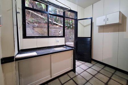 Casa de condomínio para alugar com 400m², 4 quartos e 4 vagasÁrea de Serviço