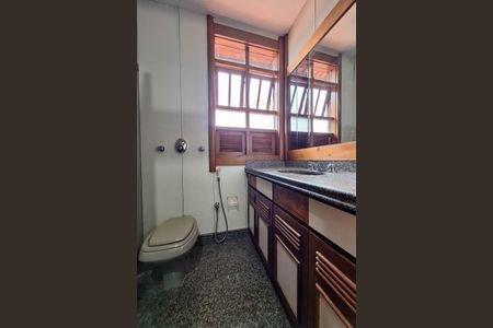 Casa de condomínio para alugar com 400m², 4 quartos e 4 vagasBanheiro da Suíte 2