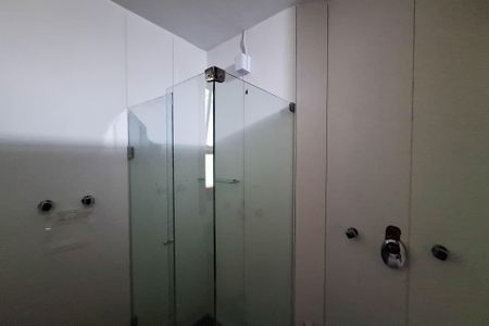 Casa de condomínio para alugar com 400m², 4 quartos e 4 vagasBanheiro da Suíte 3