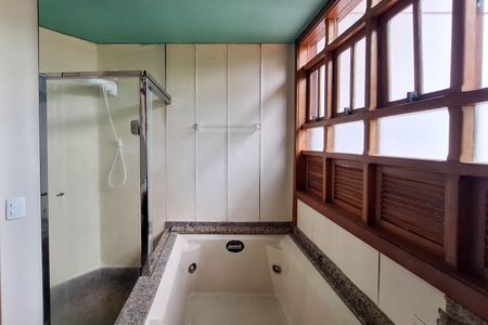 Casa de condomínio para alugar com 400m², 4 quartos e 4 vagasBanheiro da Suíte 1