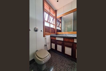 Casa de condomínio para alugar com 400m², 4 quartos e 4 vagasBanheiro da Suíte 2