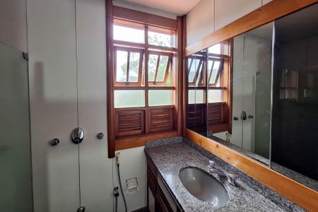 Casa de condomínio para alugar com 400m², 4 quartos e 4 vagasBanheiro da Suíte 2