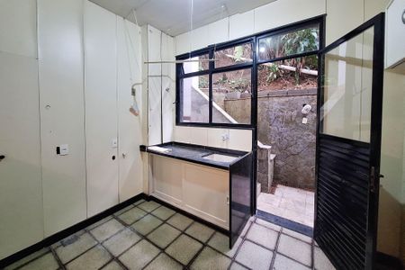 Casa de condomínio para alugar com 400m², 4 quartos e 4 vagasÁrea de Serviço