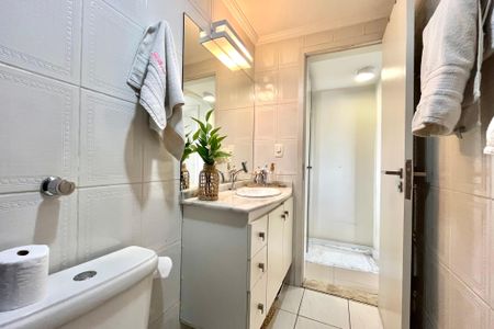 Banheiro de apartamento à venda com 2 quartos, 53m² em Vila Alexandria, São Paulo