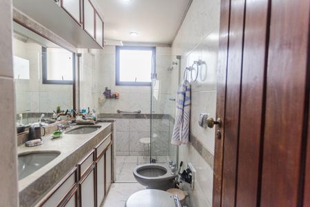 Apartamento para alugar com 200m², 4 quartos e 3 vagas Apartamento para alugar com 200m², 4 quartos e 3 vagasBanheiro da Suíte 1