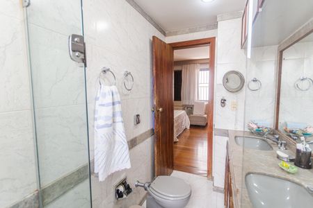 Apartamento para alugar com 200m², 4 quartos e 3 vagas Apartamento para alugar com 200m², 4 quartos e 3 vagasBanheiro da Suíte 1