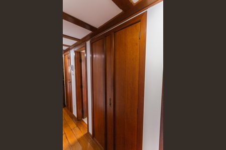 Apartamento para alugar com 200m², 4 quartos e 3 vagas Apartamento para alugar com 200m², 4 quartos e 3 vagasRouparia