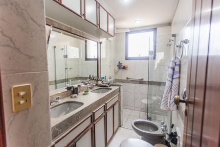 Apartamento para alugar com 200m², 4 quartos e 3 vagas Apartamento para alugar com 200m², 4 quartos e 3 vagasBanheiro da Suíte 1