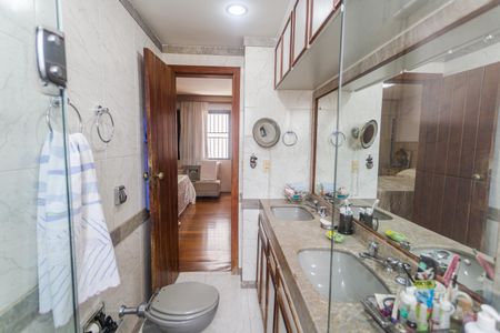 Apartamento para alugar com 200m², 4 quartos e 3 vagas Apartamento para alugar com 200m², 4 quartos e 3 vagasBanheiro da Suíte 1