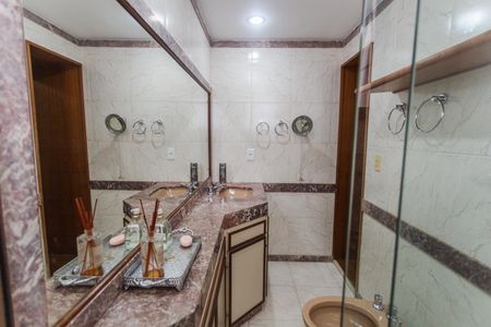 Apartamento para alugar com 200m², 4 quartos e 3 vagas Apartamento para alugar com 200m², 4 quartos e 3 vagasBanheiro da Suíte 2