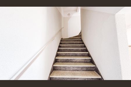 Apartamento para alugar com 86m², 2 quartos e sem vaga Apartamento para alugar com 86m², 2 quartos e sem vagaEscada