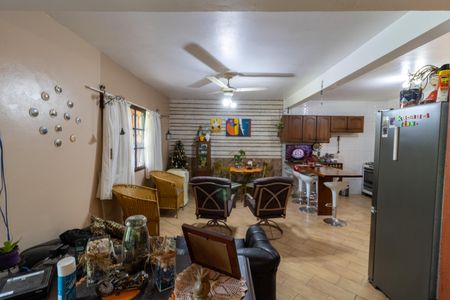 Casa à venda com 100m², 3 quartos e 15 vagas Casa à venda com 100m², 3 quartos e 15 vagasSala