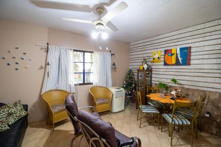 Casa à venda com 100m², 3 quartos e 15 vagas Casa à venda com 100m², 3 quartos e 15 vagasSala