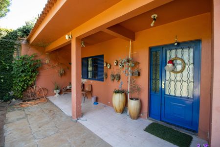 Casa à venda com 100m², 3 quartos e 15 vagas Casa à venda com 100m², 3 quartos e 15 vagasVaranda