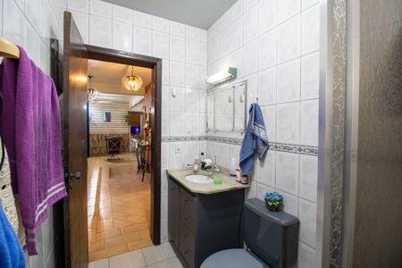 Casa à venda com 100m², 3 quartos e 15 vagas Casa à venda com 100m², 3 quartos e 15 vagasBanheiro