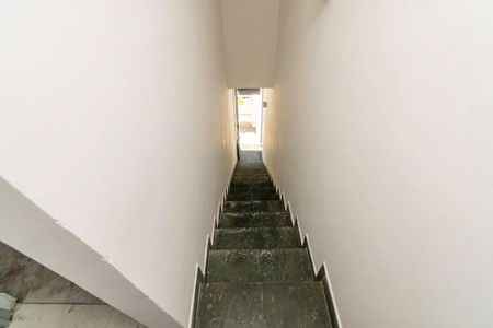 Casa à venda com 240m², 4 quartos e 1 vagaSobrado - Escada de acesso