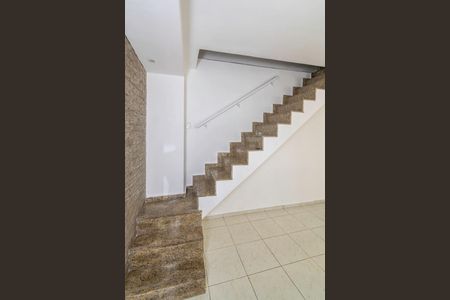 Casa à venda com 240m², 4 quartos e 1 vagaCasa 08 - Sala - Acesso ao 2º andar