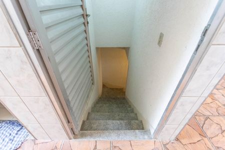 Casa à venda com 300m², 4 quartos e 2 vagasEscada para porão 