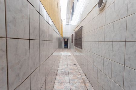 Casa à venda com 300m², 4 quartos e 2 vagasCorredor externo 