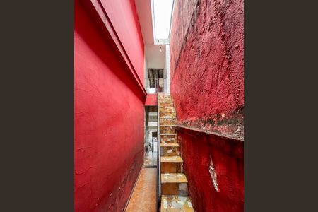 Casa à venda com 170m², 2 quartos e 2 vagasEscada