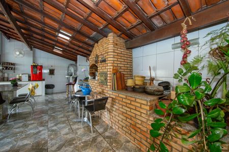 Casa à venda com 480m², 4 quartos e 6 vagas Casa à venda com 480m², 4 quartos e 6 vagasAREA EXTERNA