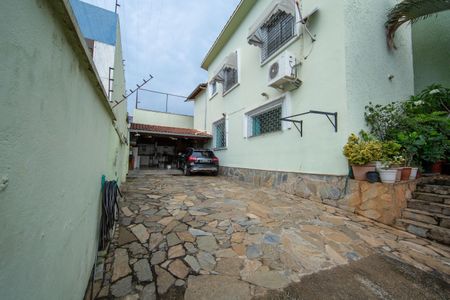 Casa à venda com 480m², 4 quartos e 6 vagas Casa à venda com 480m², 4 quartos e 6 vagasGARAGEM