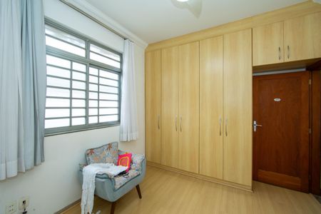 Casa à venda com 480m², 4 quartos e 6 vagas Casa à venda com 480m², 4 quartos e 6 vagasQUARTO1