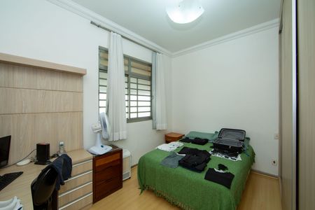 Casa à venda com 480m², 4 quartos e 6 vagas Casa à venda com 480m², 4 quartos e 6 vagasQUARTO3