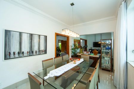 Casa à venda com 480m², 4 quartos e 6 vagas Casa à venda com 480m², 4 quartos e 6 vagasSALA