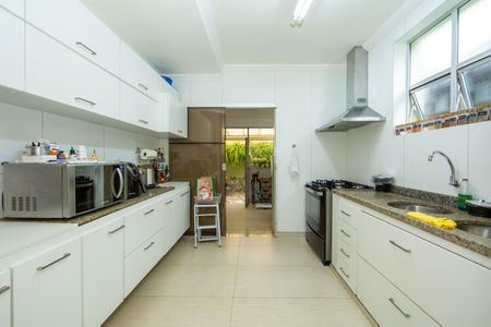 Casa à venda com 480m², 4 quartos e 6 vagas Casa à venda com 480m², 4 quartos e 6 vagasCOZINHA