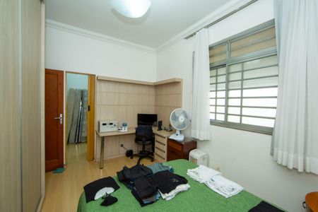 Casa à venda com 480m², 4 quartos e 6 vagas Casa à venda com 480m², 4 quartos e 6 vagasQUARTO3