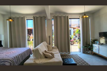 Sala de casa de condomínio à venda com 1 quarto, 42m² em Recreio dos Bandeirantes, Rio de Janeiro