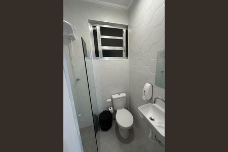 Banheiro de kitnet/studio para alugar com 1 quarto, 32m² em Aparecida, Santos