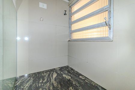 Banheiro de kitnet/studio para alugar com 1 quarto, 48m² em Higienópolis, São Paulo