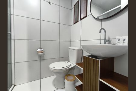 Banheiro de kitnet/studio para alugar com 1 quarto, 24m² em Liberdade, São Paulo