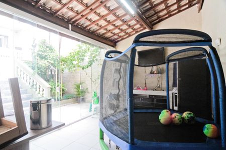 Casa à venda com 210m², 2 quartos e 2 vagas Casa à venda com 210m², 2 quartos e 2 vagasÁrea externa