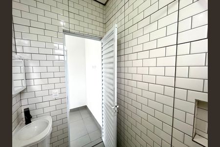 Banheiro de kitnet/studio para alugar com 1 quarto, 22m² em Portal dos Gramados, Guarulhos