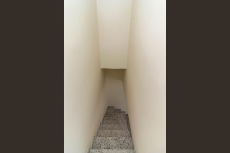 Casa para alugar com 80m², 2 quartos e 1 vagaEscada