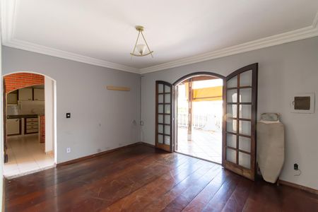Casa à venda com 240m², 5 quartos e 2 vagas Casa à venda com 240m², 5 quartos e 2 vagasCasa 2 - Sala