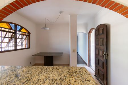 Casa à venda com 240m², 5 quartos e 2 vagas Casa à venda com 240m², 5 quartos e 2 vagasCozinha - Copa