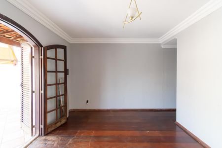 Casa à venda com 240m², 5 quartos e 2 vagas Casa à venda com 240m², 5 quartos e 2 vagasCasa 2 - Sala