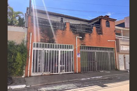 Casa à venda com 240m², 5 quartos e 2 vagas Casa à venda com 240m², 5 quartos e 2 vagasFachada