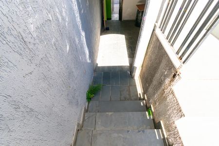 Casa à venda com 240m², 5 quartos e 2 vagas Casa à venda com 240m², 5 quartos e 2 vagasEscada