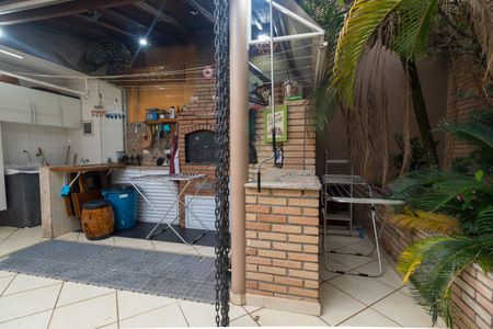 Casa à venda com 180m², 3 quartos e 3 vagasChurrasqueira - Forno a lenha